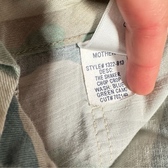 MOTHER The Shaker Chop Crop in Blue Green Camo - Picture 11 of 16